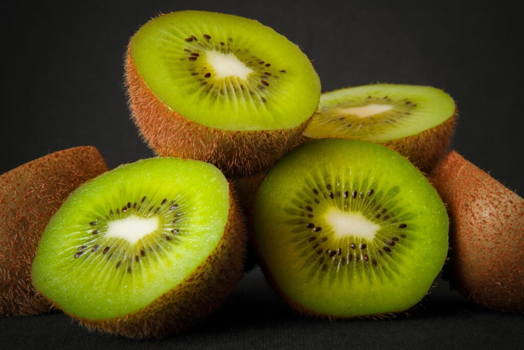 benefícios do kiwi para a saúde