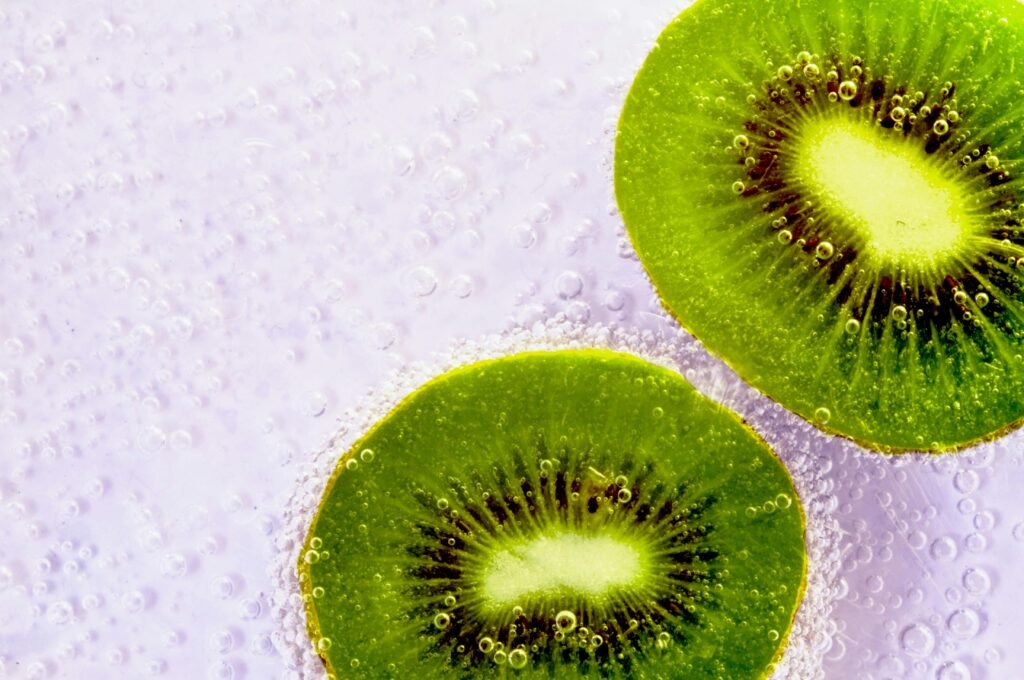 benefícios do kiwi para a saúde